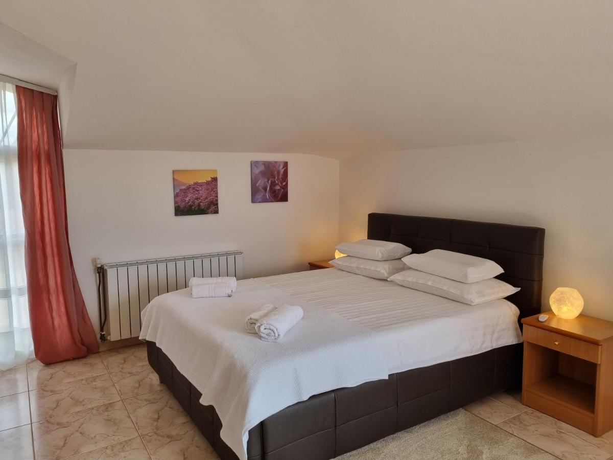 Apartma Katy Apartment อูมัค ภายนอก รูปภาพ