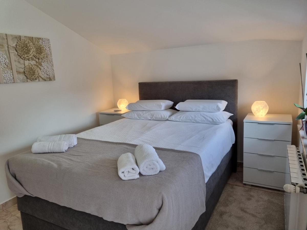 Apartma Katy Apartment อูมัค ภายนอก รูปภาพ